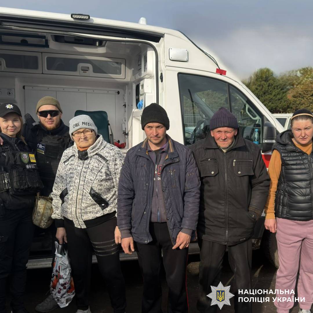 Поліцейські спільно з волонтерами евакуювали жителів Вовчанської громади