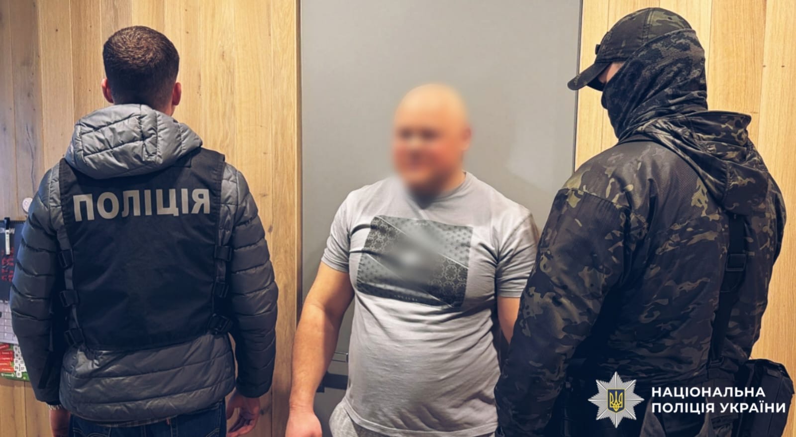 На фото зображений зловмисник 
, якого затримали