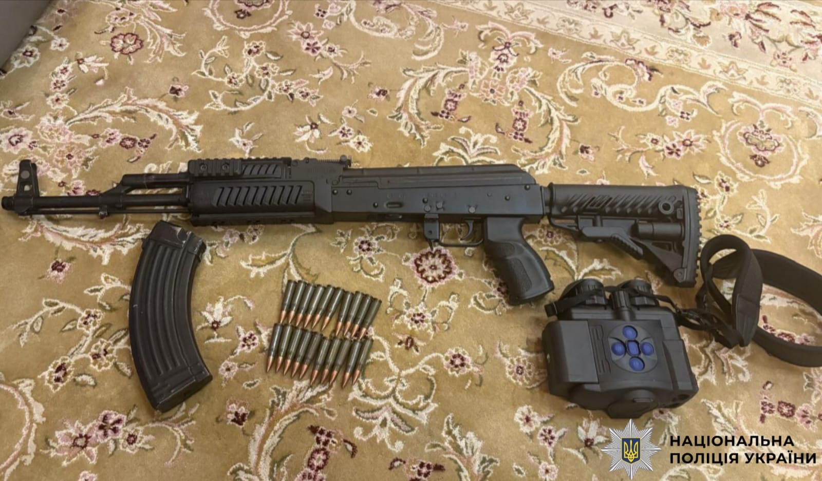 На фото зображена зброя