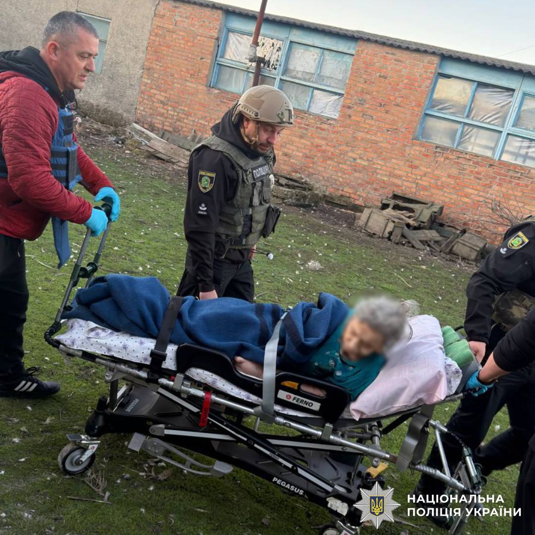 Поліцейські спільно з волонтерами евакуювали жителів Вовчанської громади