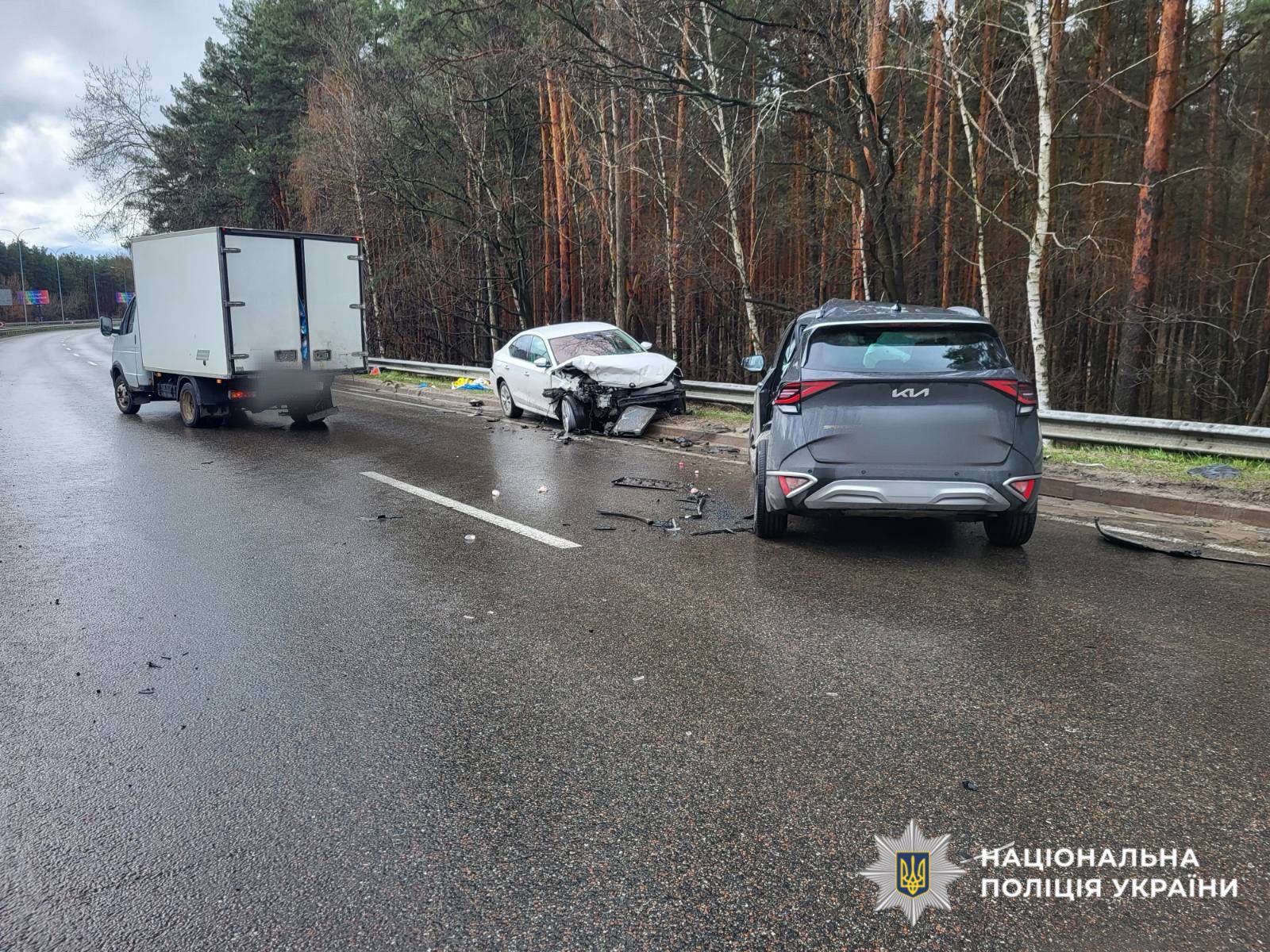 На фотографії зображено автомобілі, які є учасниками ДТП.