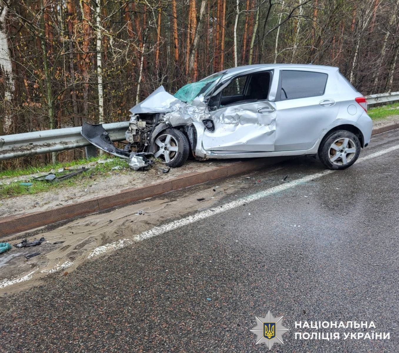 На фотографії зображено автомобіль, який є учасником ДТП.