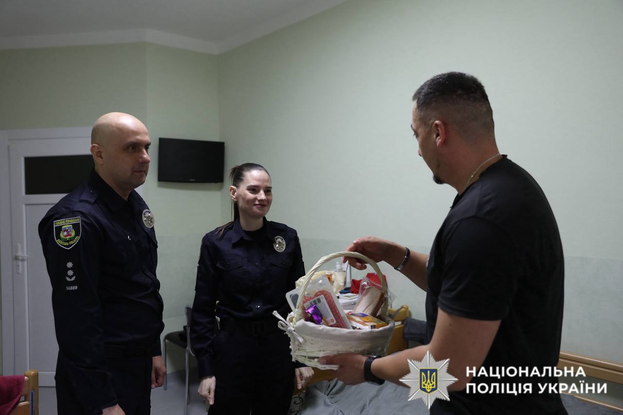 На фотографії зображено, як напередодні Великодня поліцейські Київщини відвідали побратимів, які проходять лікування у медичних закладах МВС.