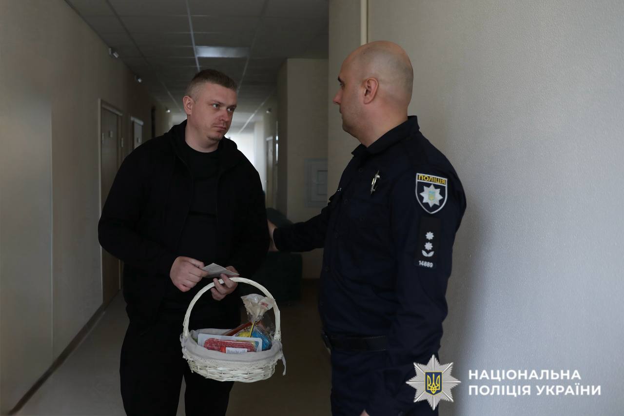 На фотографії зображено, як напередодні Великодня поліцейські Київщини відвідали побратимів, які проходять лікування у медичних закладах МВС.