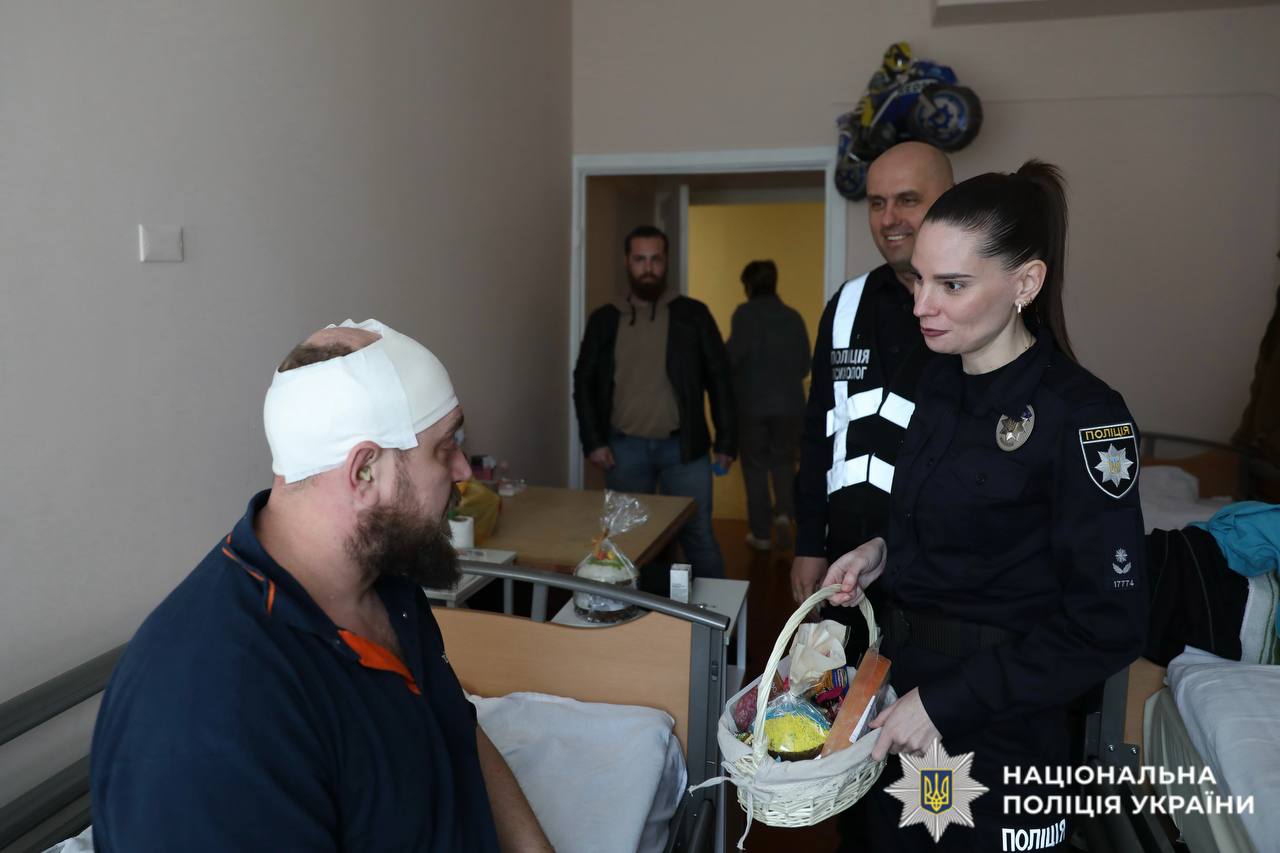 На фотографії зображено, як напередодні Великодня поліцейські Київщини відвідали побратимів, які проходять лікування у медичних закладах МВС.
