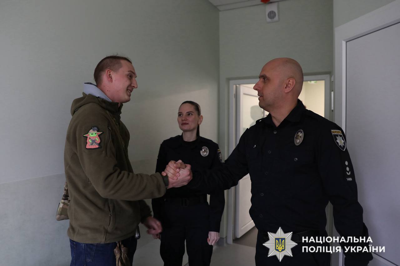 На фотографії зображено, як напередодні Великодня поліцейські Київщини відвідали побратимів, які проходять лікування у медичних закладах МВС.
