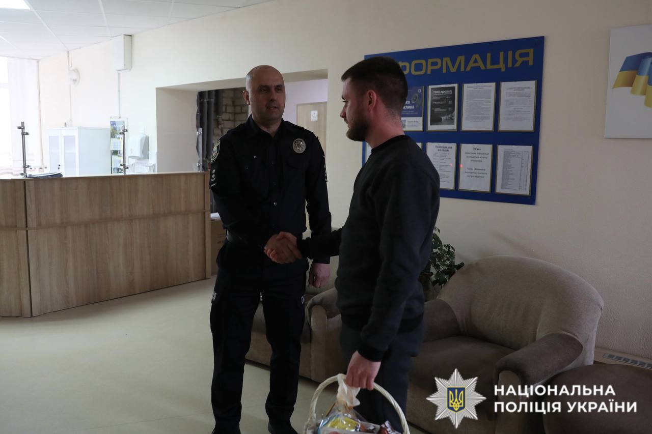 На фотографії зображено, як напередодні Великодня поліцейські Київщини відвідали побратимів, які проходять лікування у медичних закладах МВС.