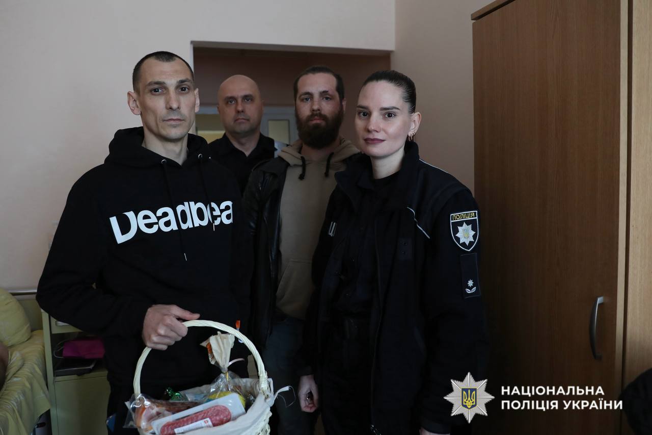 На фотографії зображено, як напередодні Великодня поліцейські Київщини відвідали побратимів, які проходять лікування у медичних закладах МВС.