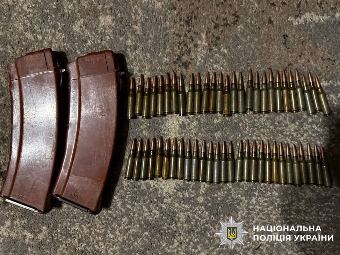 На фотографії зображені виявлені та вилучені у зловмисника речові докази.