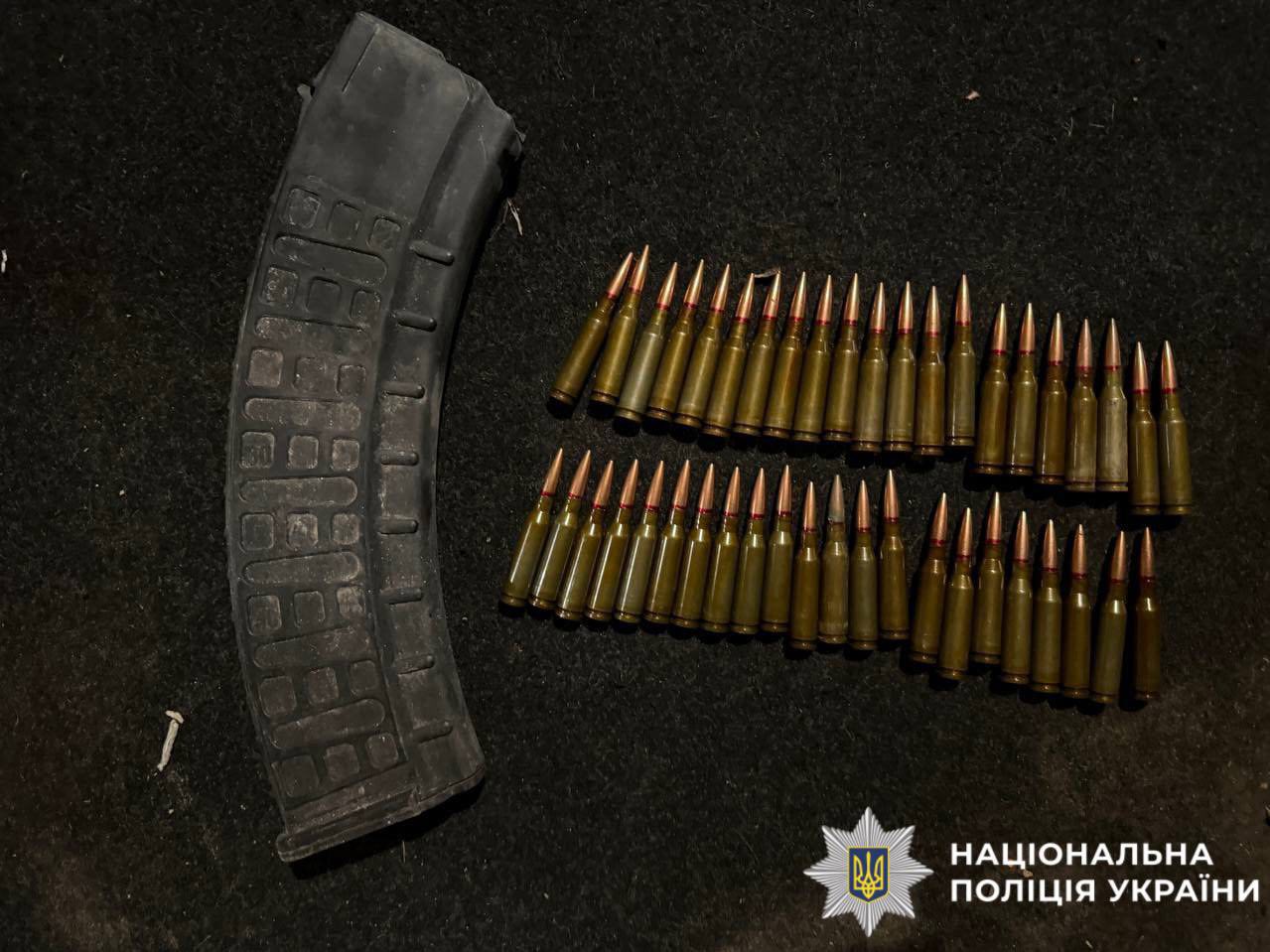 На фотографії зображені виявлені та вилучені у зловмисника речові докази.