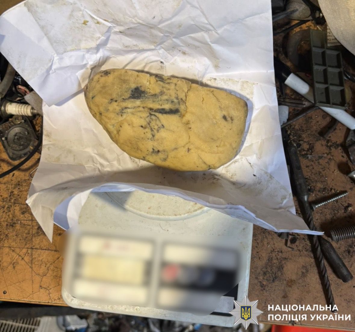 На фотографії зображені виявлені та вилучені у зловмисника речові докази.