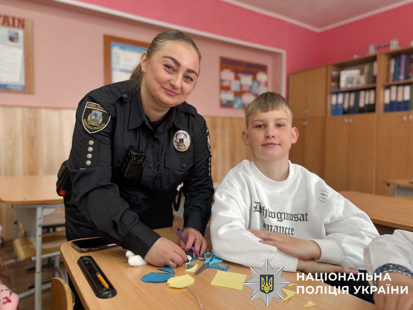 На фотографії зображено поліцейську та дітей, які у передвеликодні дні втілювали українські традиції та звичаї.