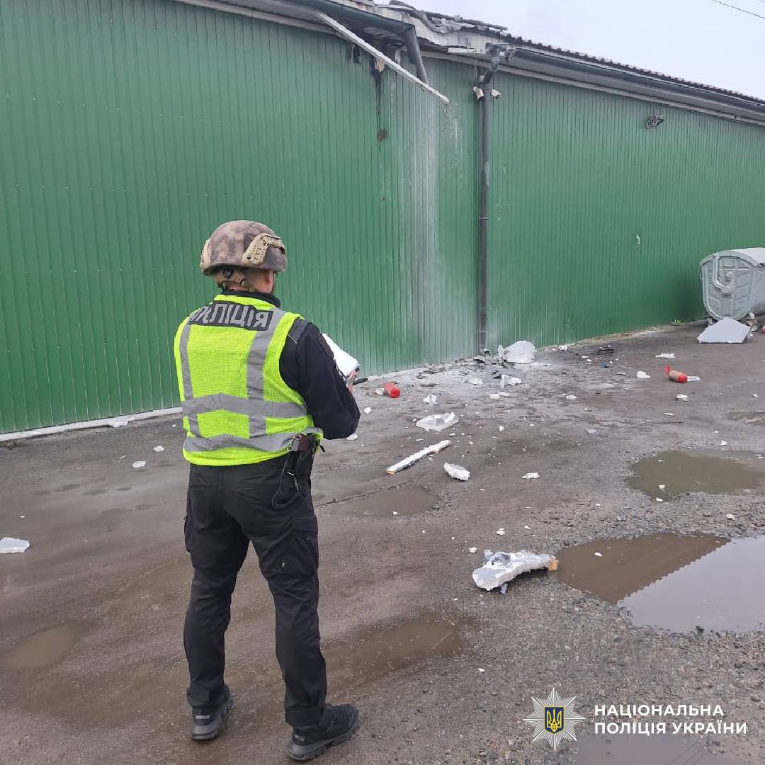 Через ворожі обстріли постраждали дві людини: поліцейські Харківщини документують воєнні злочини росіян 