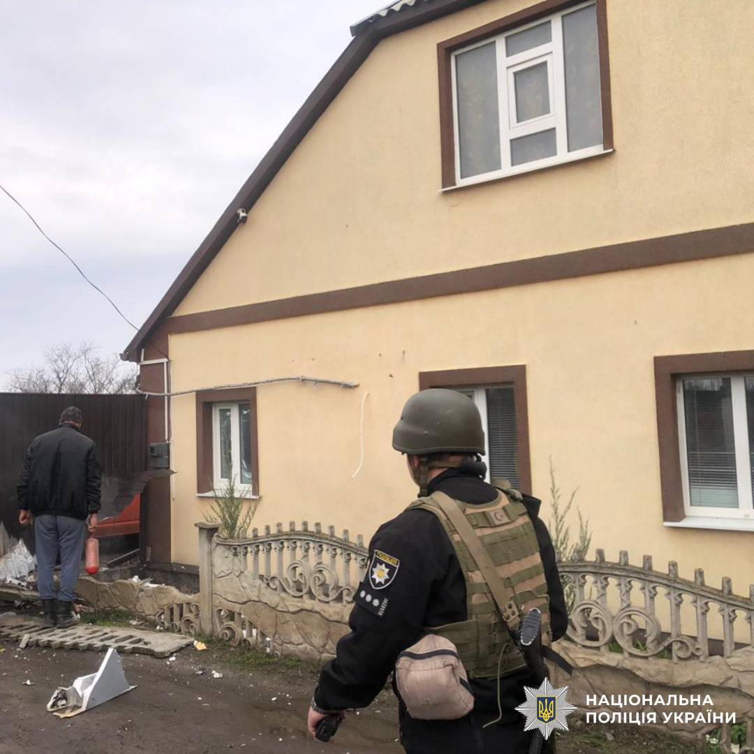 Через ворожі обстріли постраждали дві людини: поліцейські Харківщини документують воєнні злочини росіян 