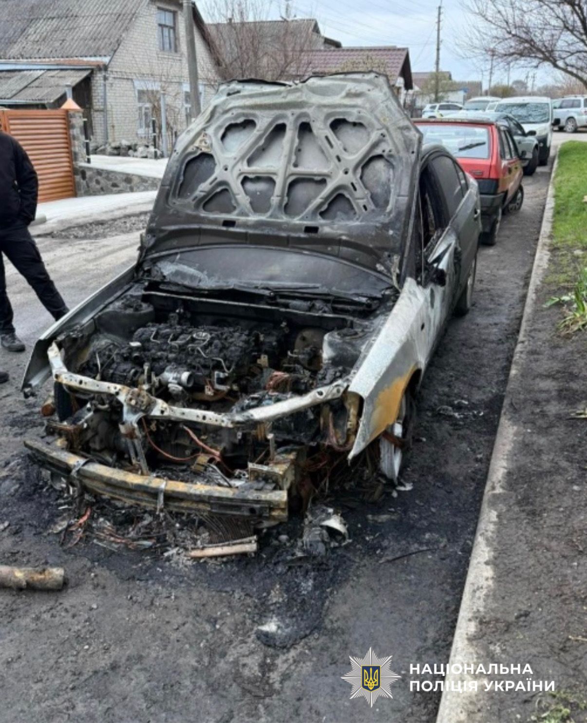 На фото згорілий автомобіль.