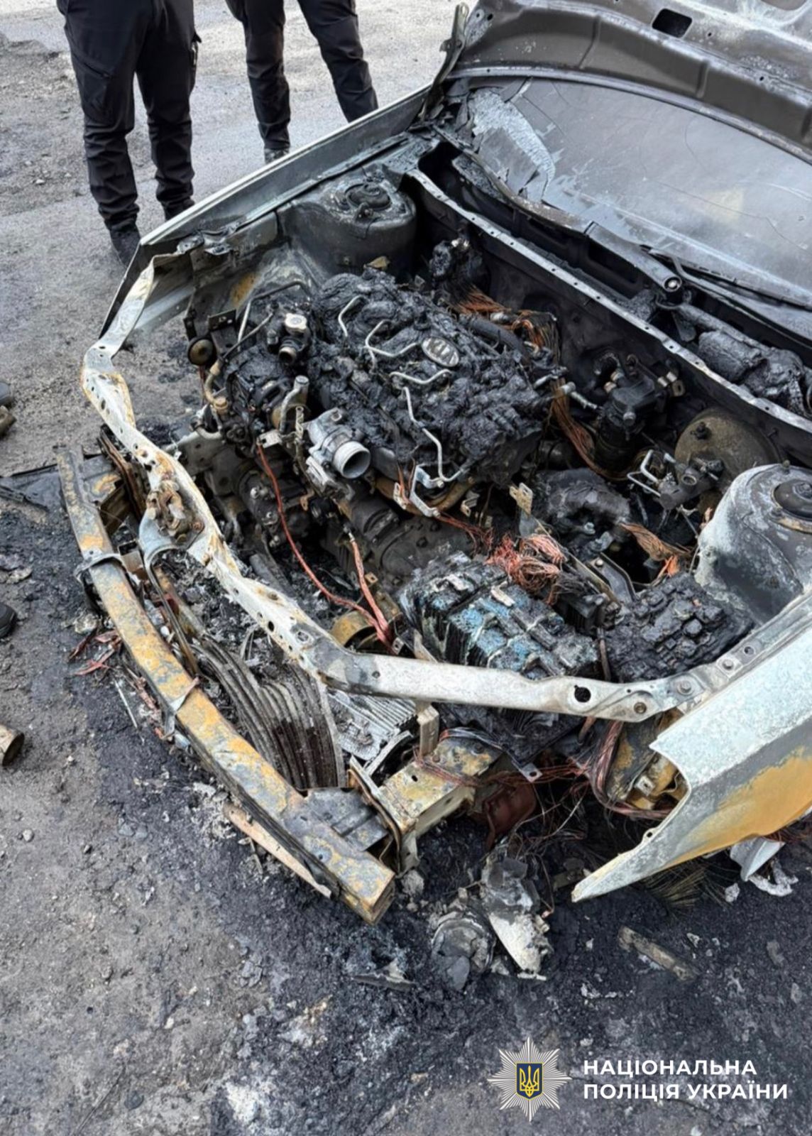 На фото згорілий автомобліь.