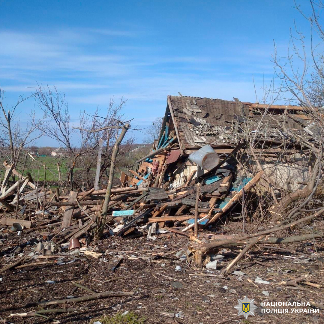 Зруйнований житловий будинок після вибуху: обвалені стіни та дах, уламки дерева й металу розкидані навколо.