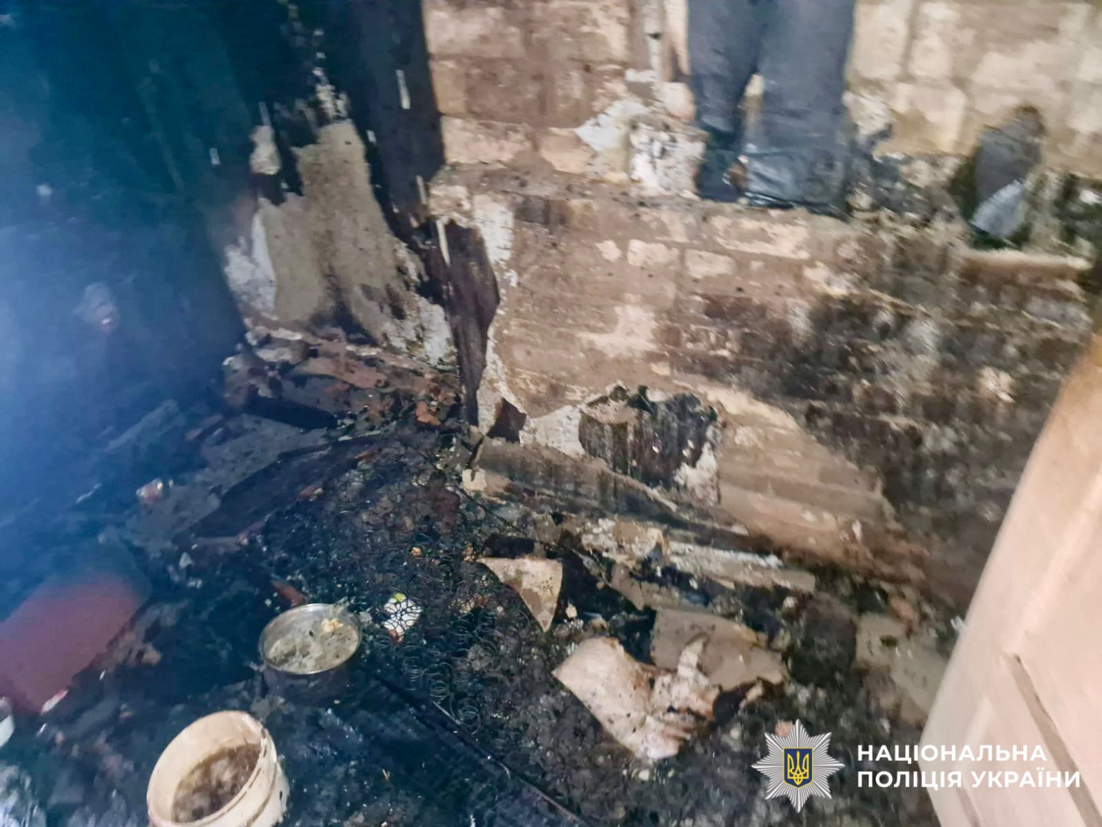 На фото пошкоджений будинок зсередини.