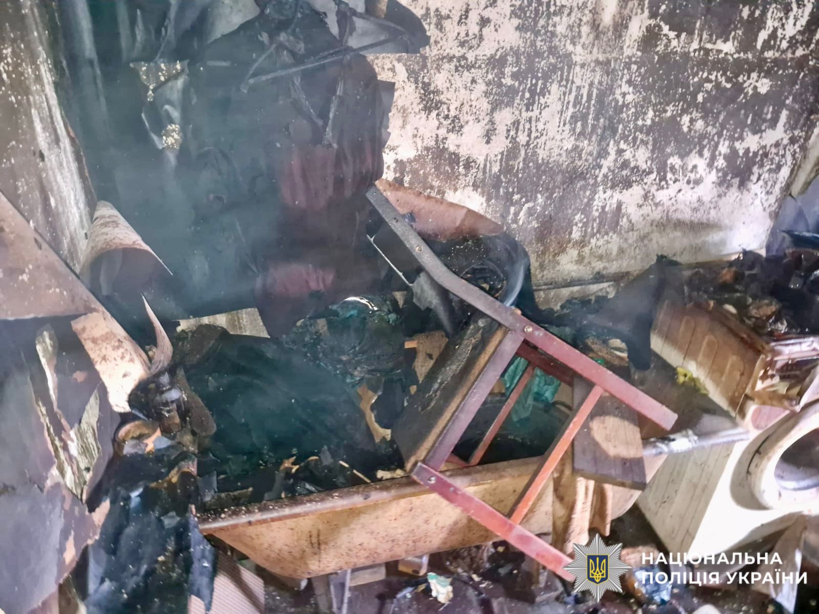 На фото пошкоджений будинок зсередини.