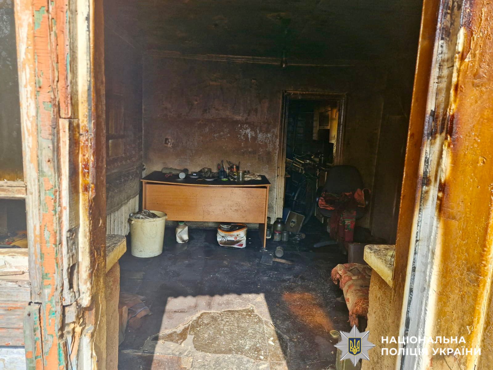 На фото пошкоджений будинок зсередини.