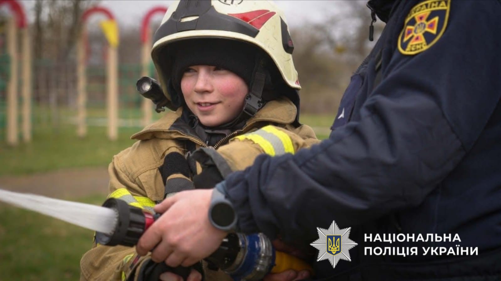 На фото дитина та працівник ДСНС.