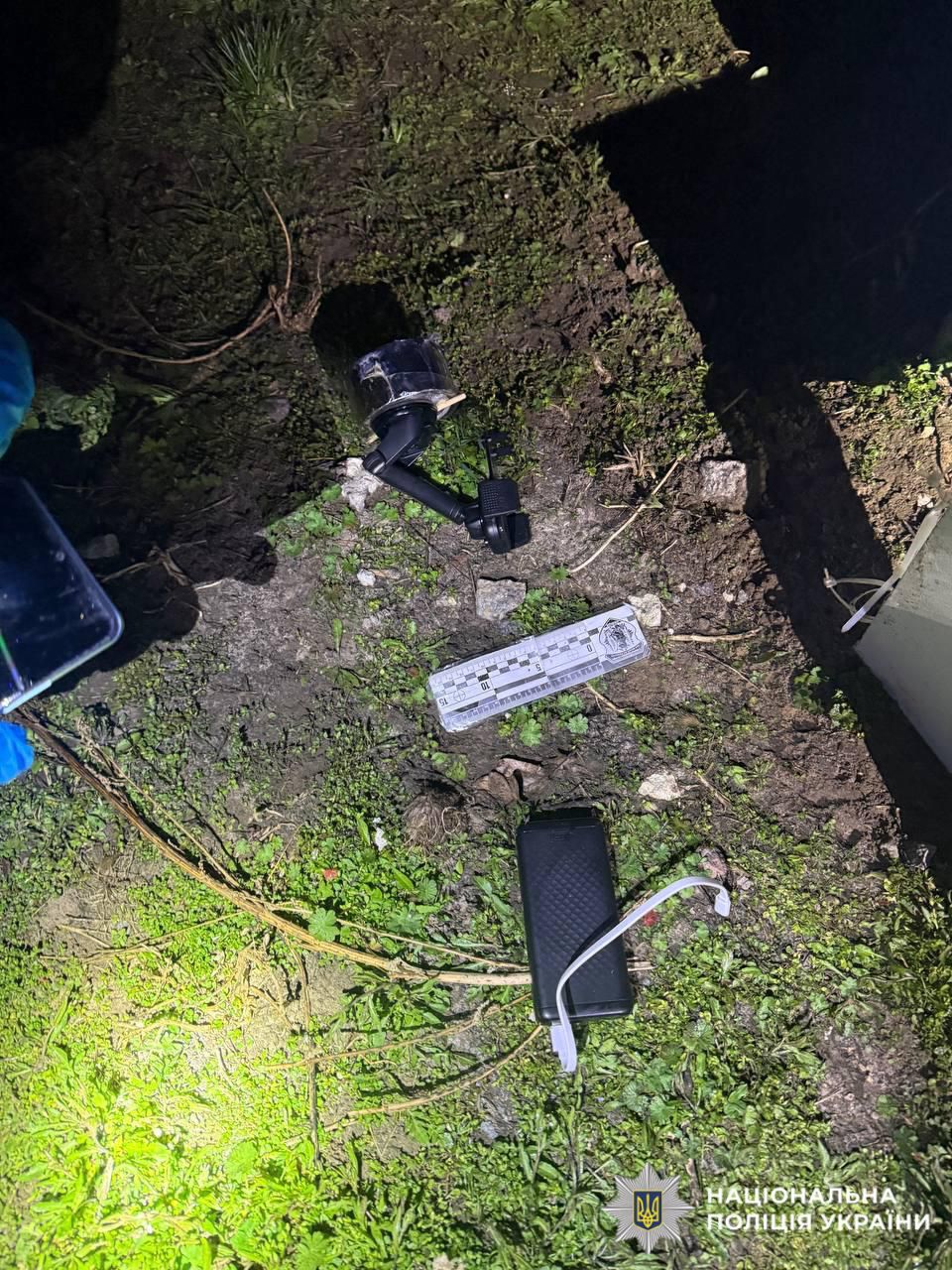 На фото сліди вибухівки.