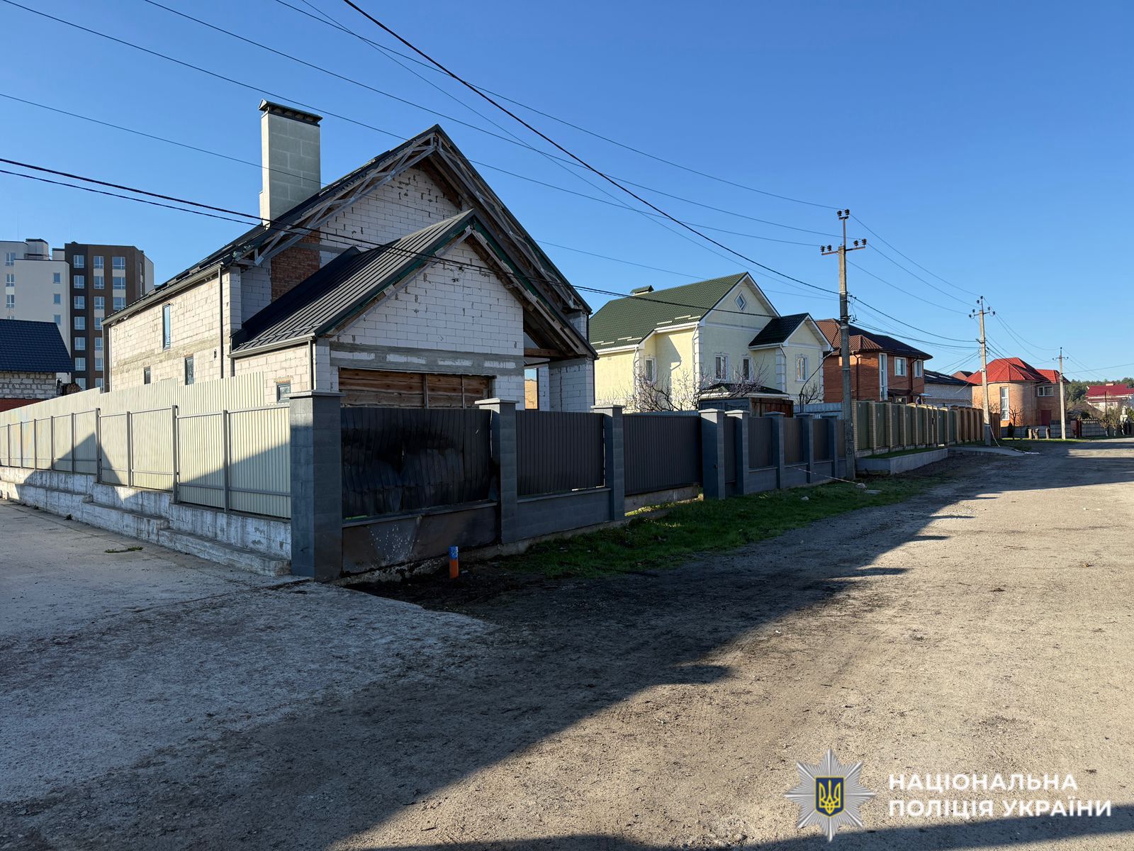 На фото вулиця і будинок, де сталася подія.