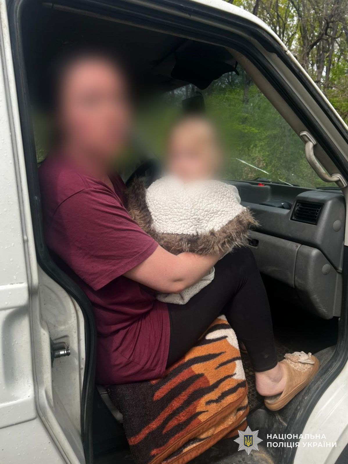 Потрепіла жінка та її малолітня дитинка