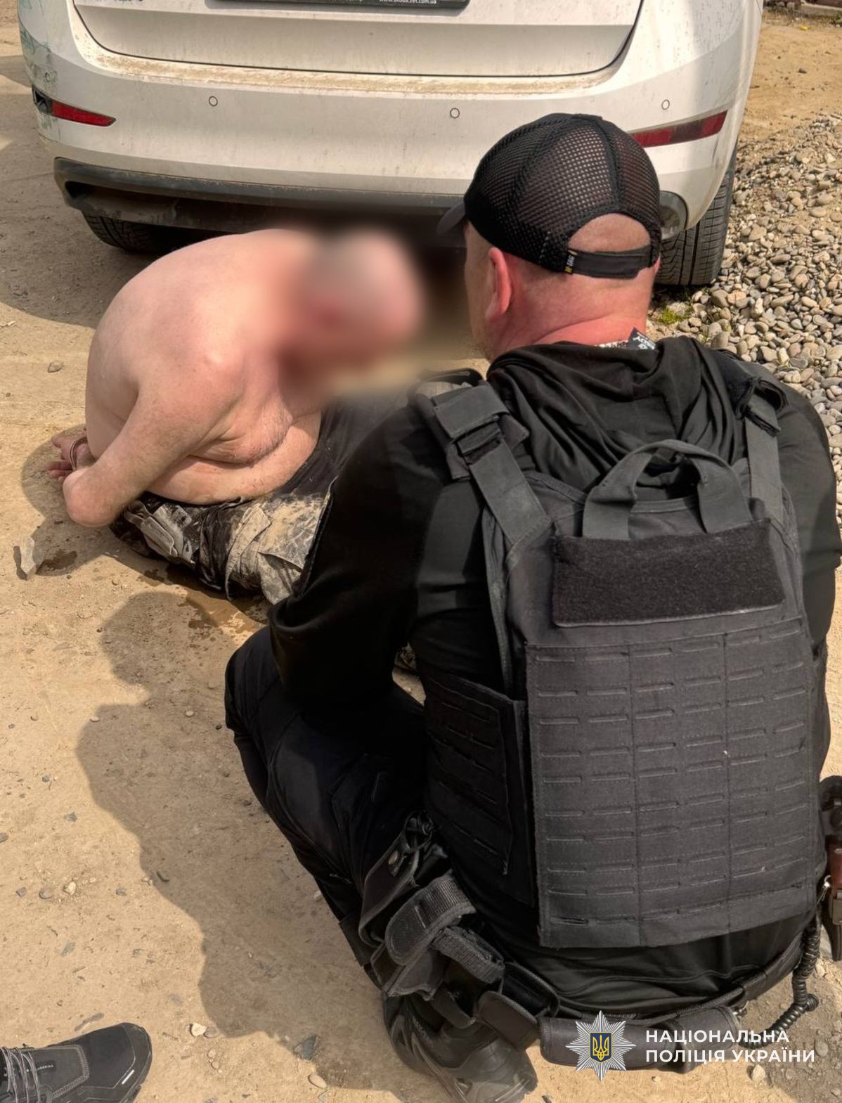 Поліцейський та фігурант, причетний до викрадення жінки з дитиною та травмування правоохоронця