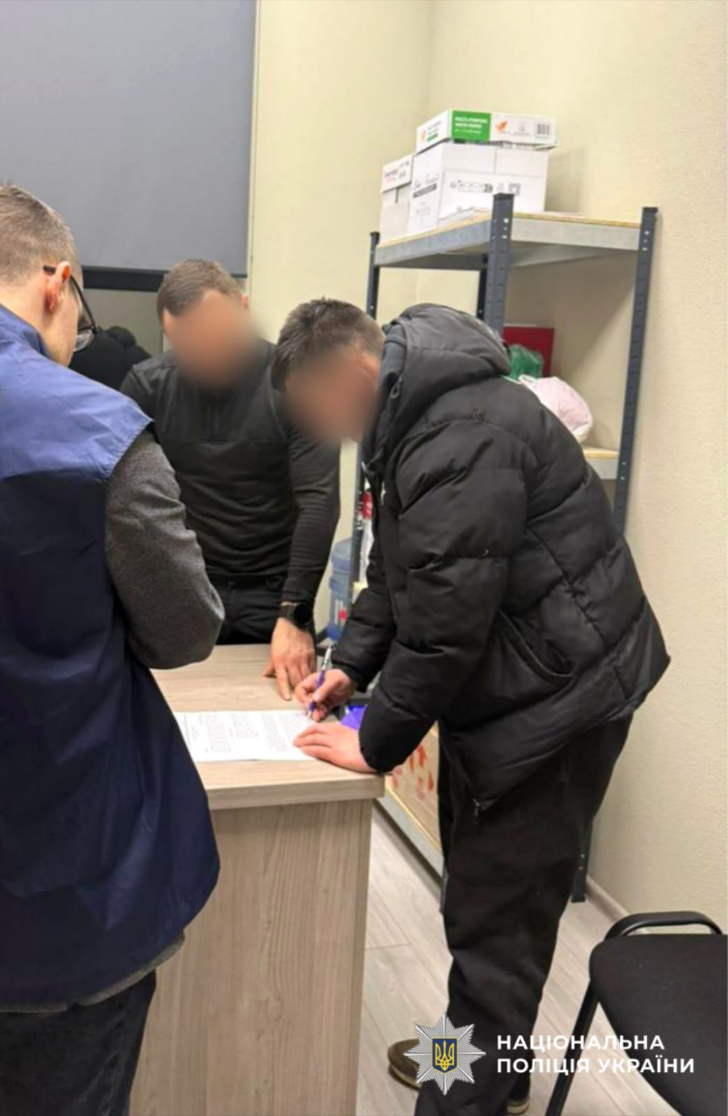 На фото зображено зловмисника ,якому повідомлено про підозру.