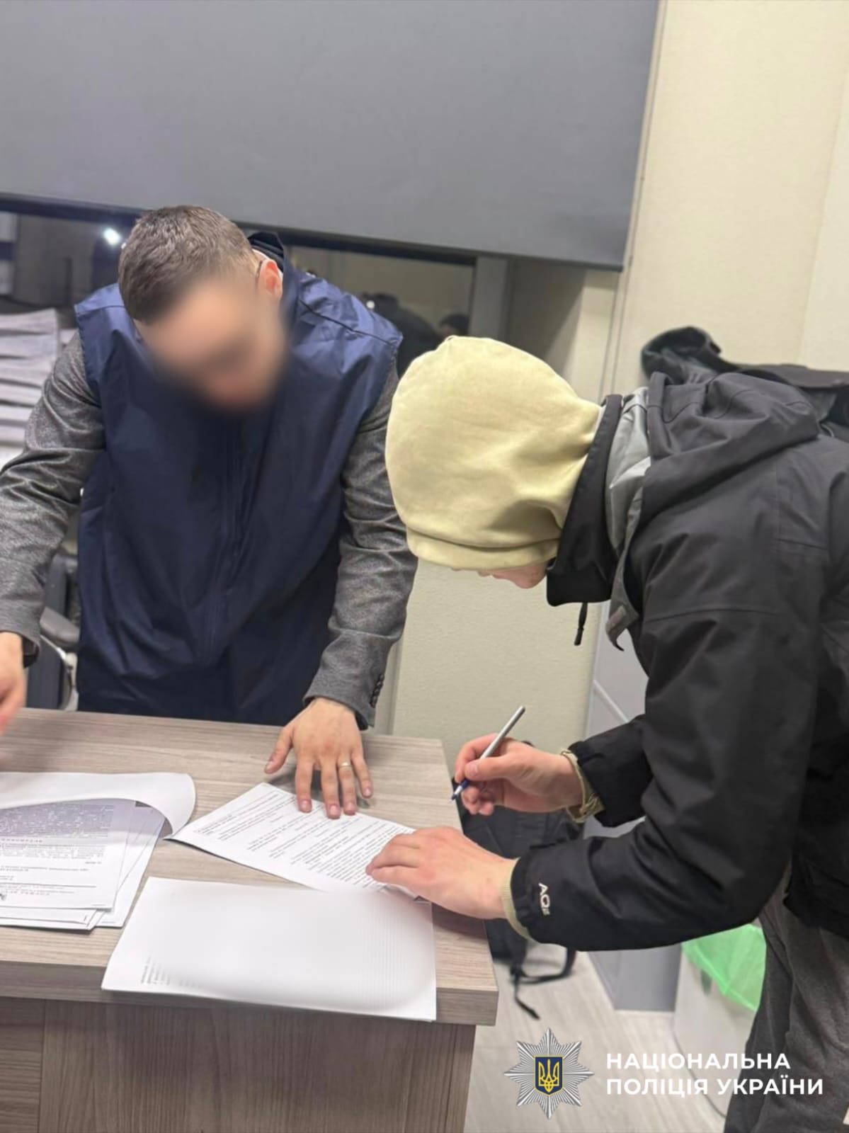 На фото зображено зловмисника ,якому повідомлено про підозру.