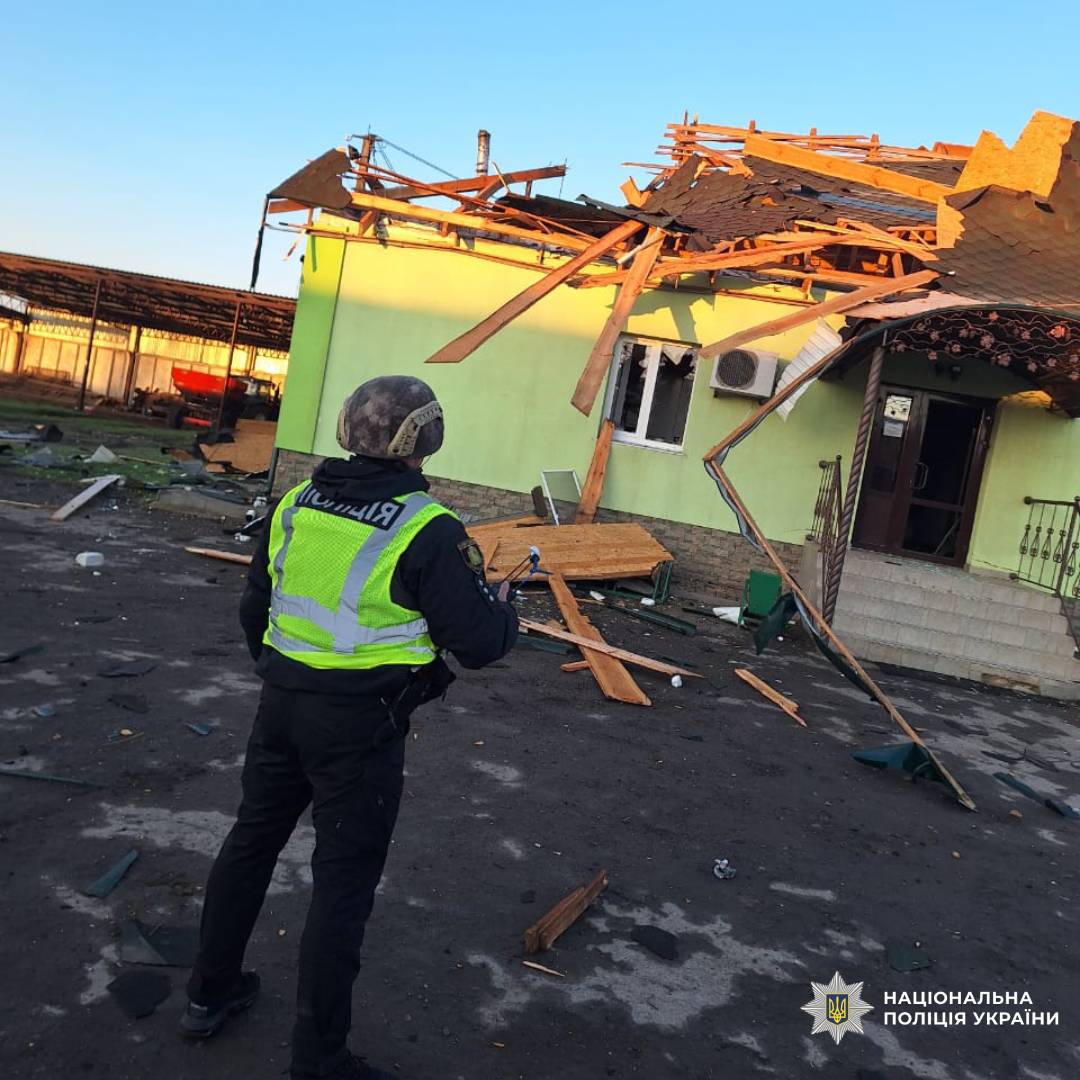 На фото зображений будинок пошкоджений внаслідок ворожого обстрілу