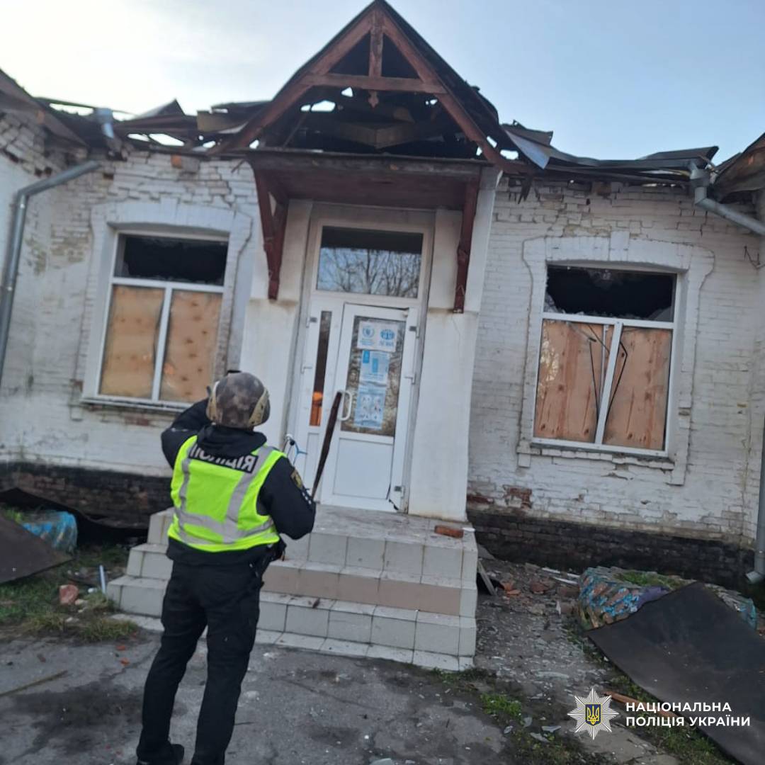 На фото зображений будинок пошкоджений внаслідок ворожого обстрілу