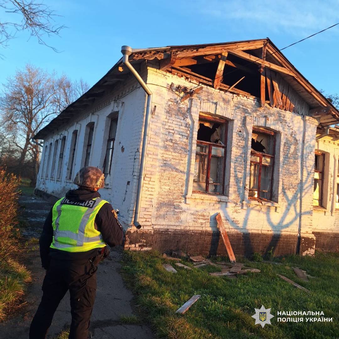 На фото зображений будинок пошкоджений внаслідок ворожого обстрілу