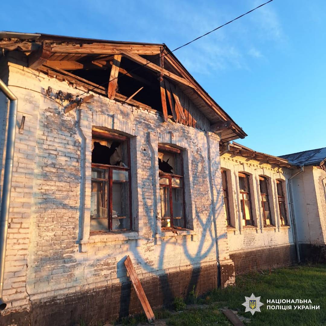 На фото зображений будинок пошкоджений внаслідок ворожого обстрілу