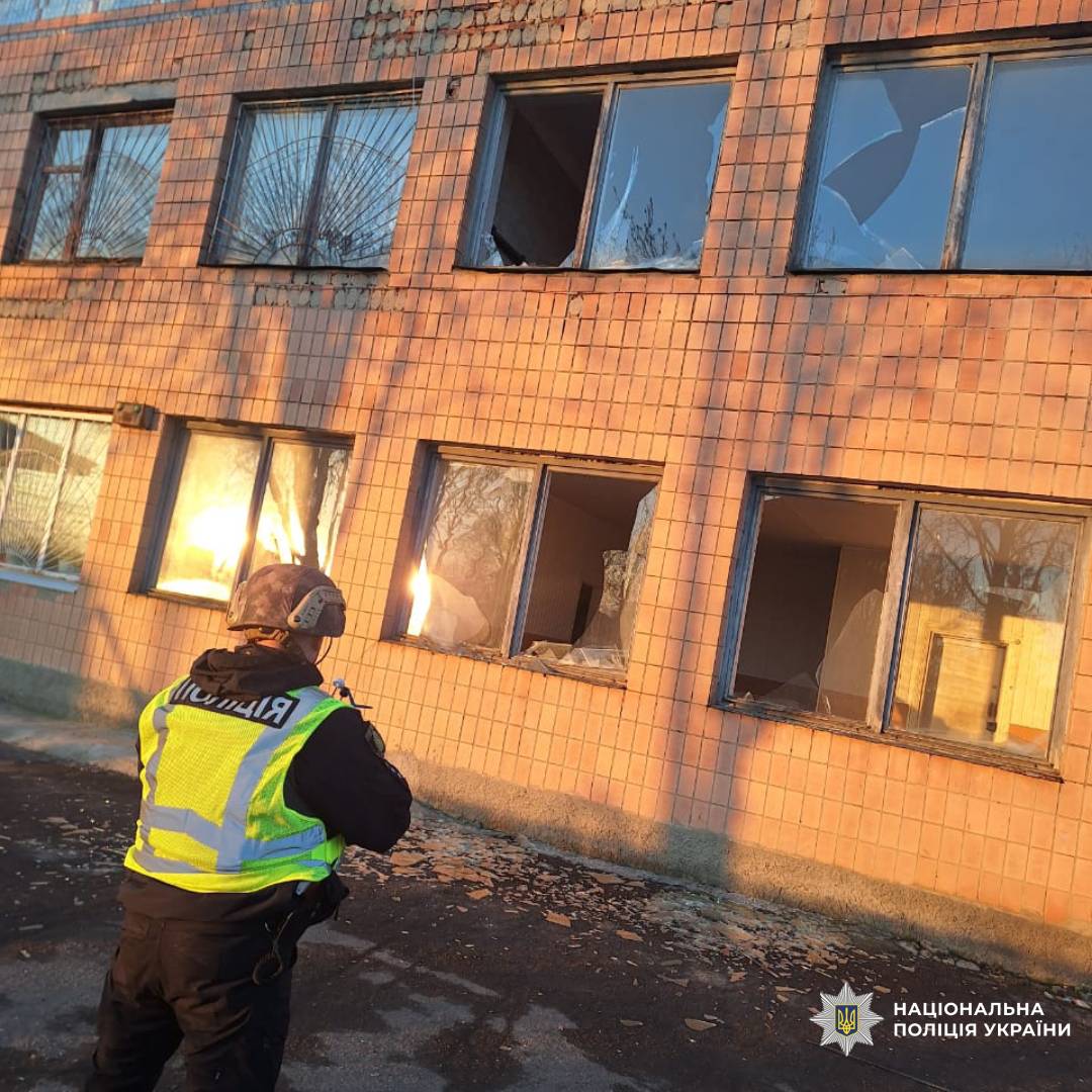 На фото зображений будинок пошкоджений внаслідок ворожого обстрілу