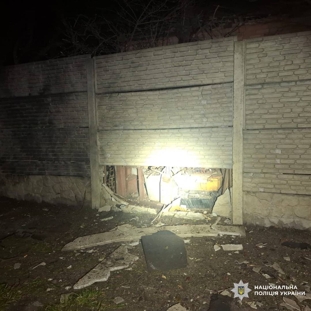 На фото зображений паркан пошкоджений внаслідок ворожого обстрілу