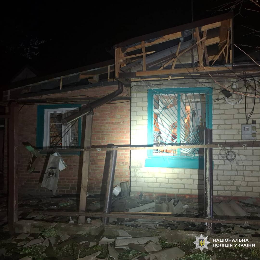 На фото зображений будинок пошкоджений внаслідок ворожого обстрілу