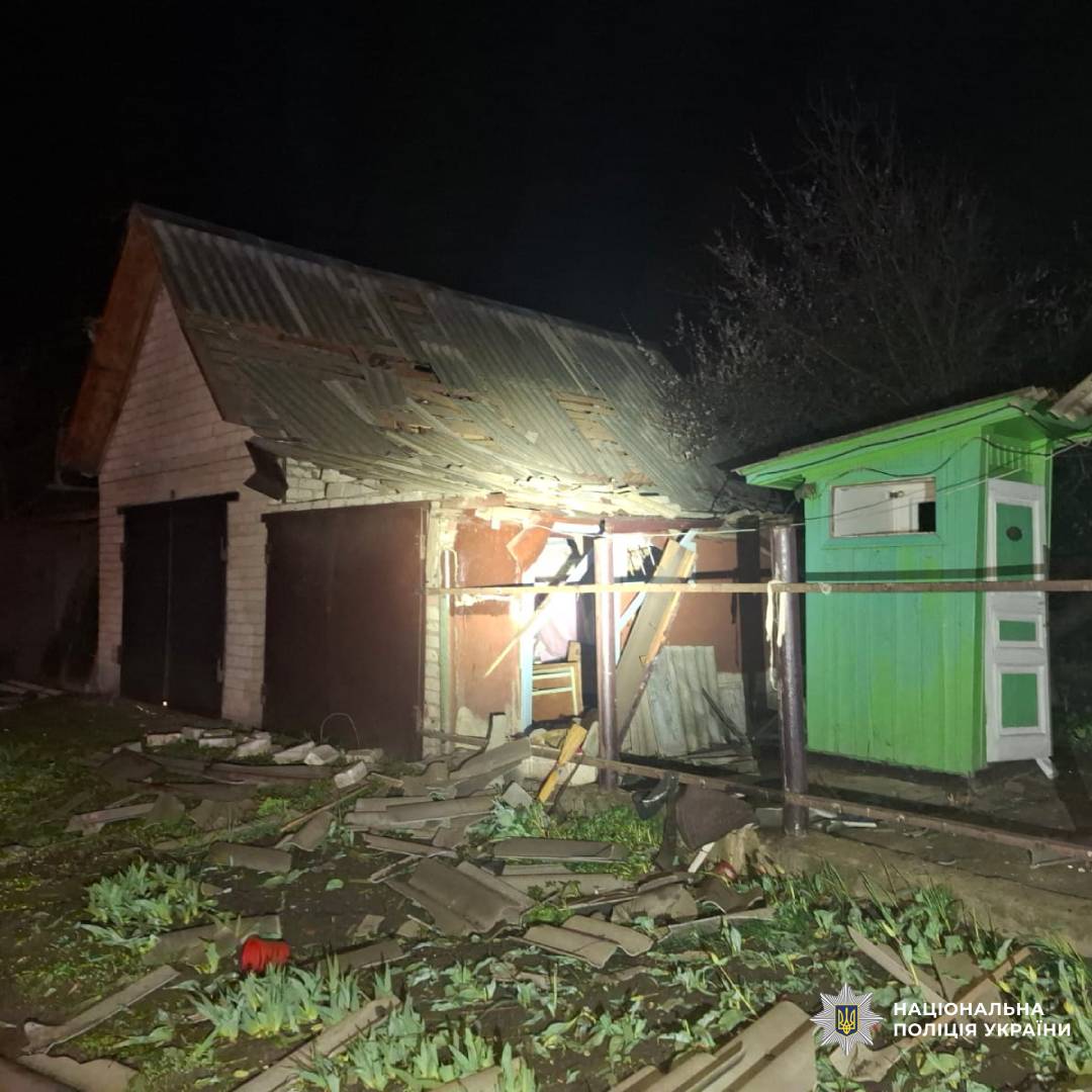 На фото зображений будинок пошкоджений внаслідок ворожого обстрілу