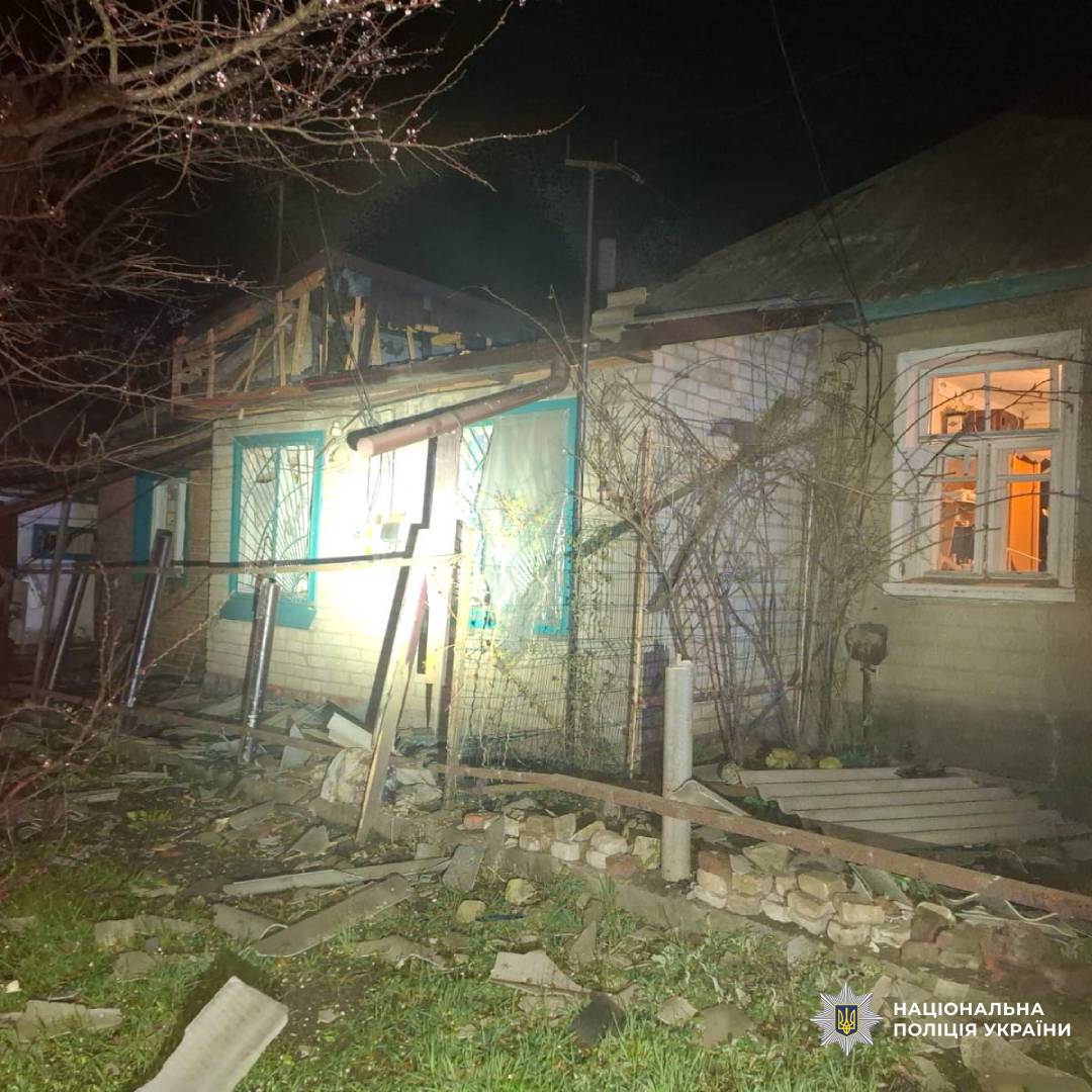 На фото зображений будинок пошкоджений внаслідок ворожого обстрілу