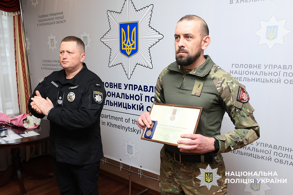 Начальник ГУНП в Хмельницькій області Руслан Герасимчук вручає поліцейському відзнаку Президента «За оборону України»