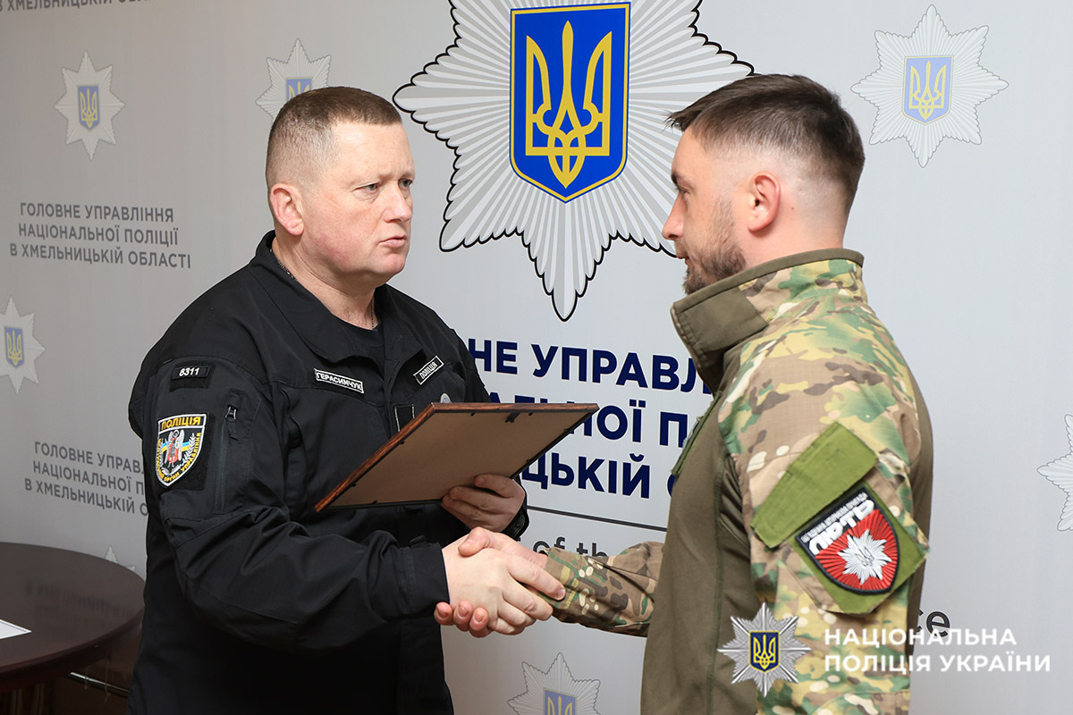 Начальник ГУНП в Хмельницькій області Руслан Герасимчук вручає поліцейському відзнаку Президента «За оборону України»