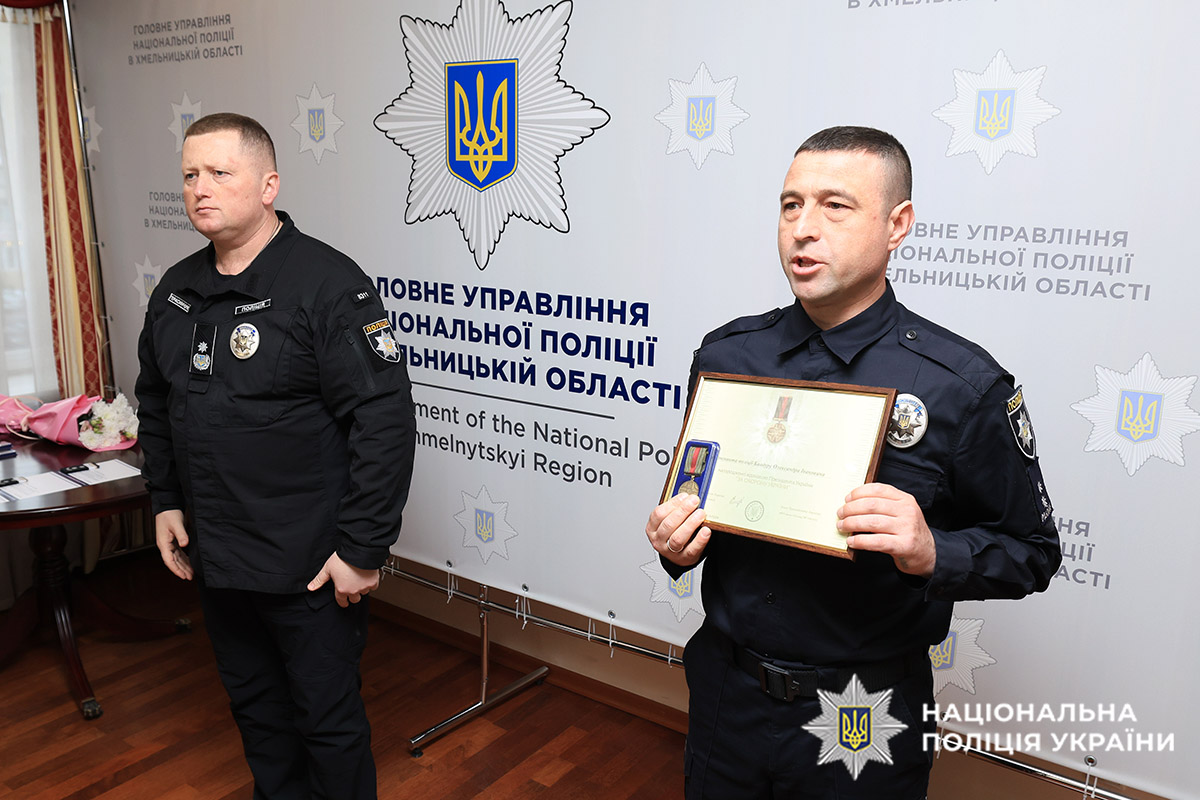 Начальник ГУНП в Хмельницькій області Руслан Герасимчук вручає поліцейському відзнаку Президента «За оборону України»