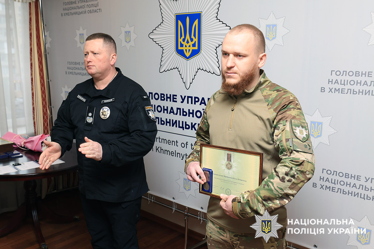 Начальник ГУНП в Хмельницькій області Руслан Герасимчук вручає поліцейському відзнаку Президента «За оборону України»