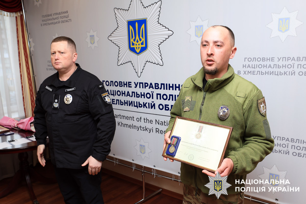 Начальник ГУНП в Хмельницькій області Руслан Герасимчук вручає поліцейському відзнаку Президента «За оборону України»
