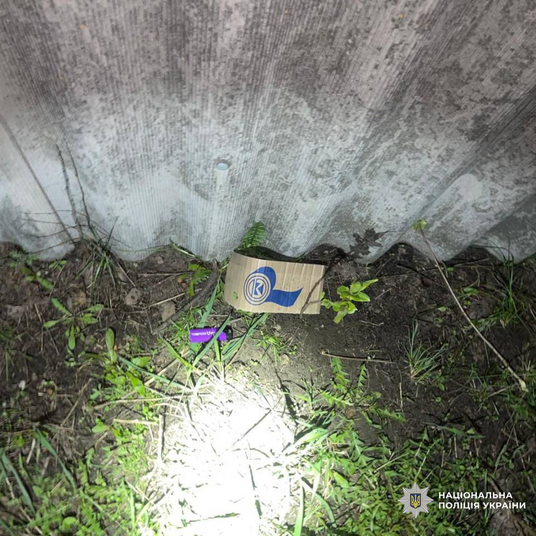 Поліцейські Харківщини затримали чоловіка, який намагався підпалити автомобіль військовослужбовців