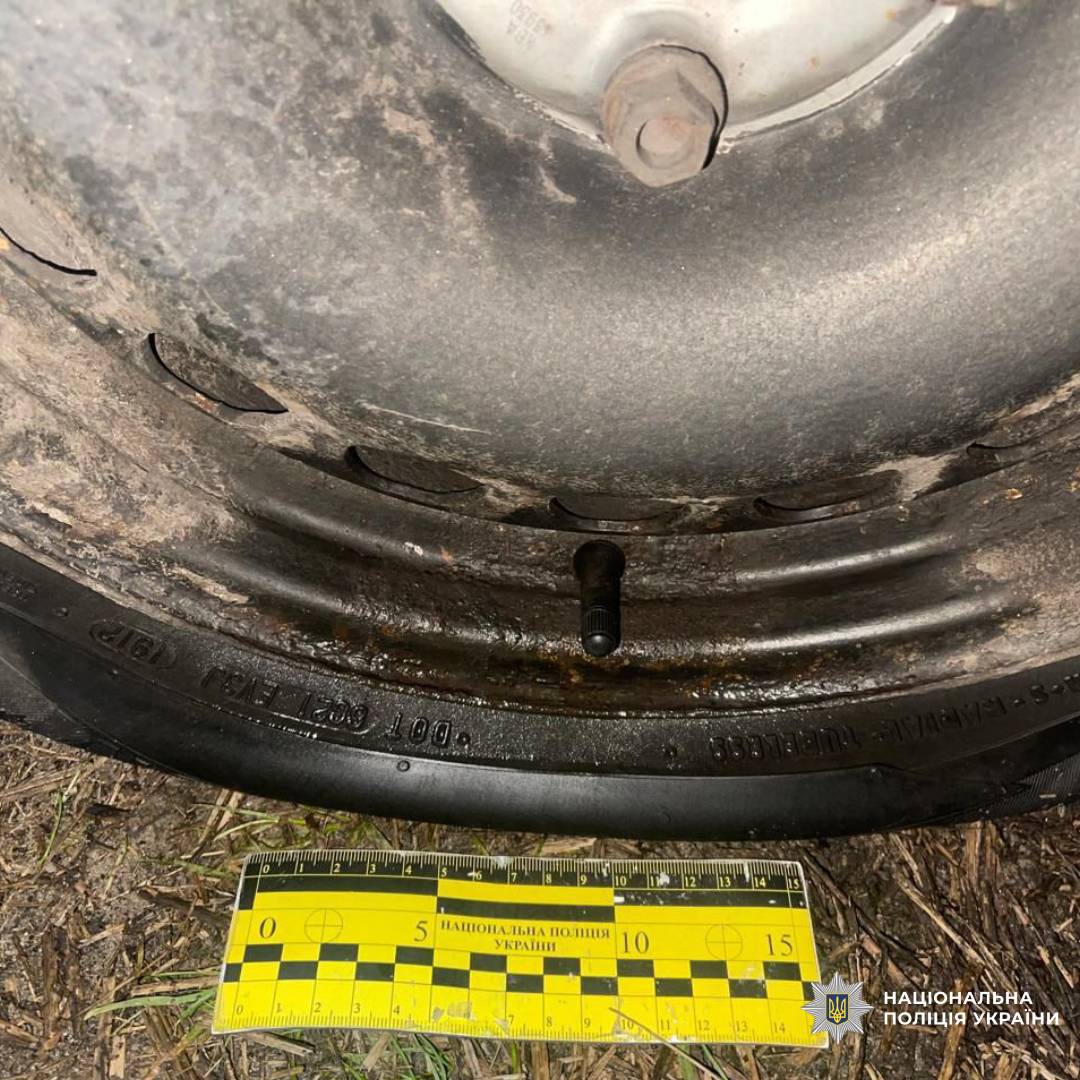 Поліцейські Харківщини затримали чоловіка, який намагався підпалити автомобіль військовослужбовців