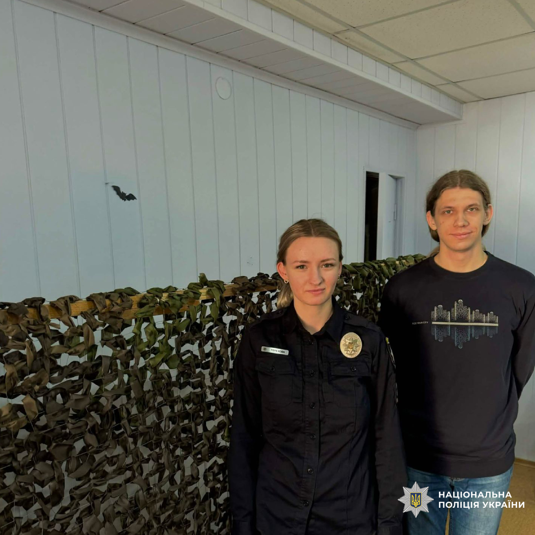 поліцейські долучилися до плетіння маскувальних сіток