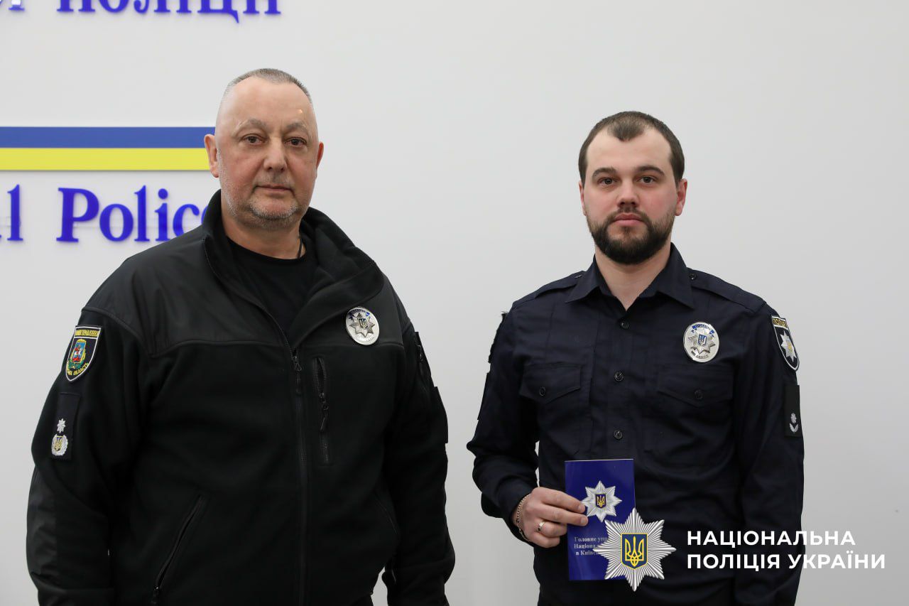 На фотографії зображено відзначення кращих оперативників Київщини.