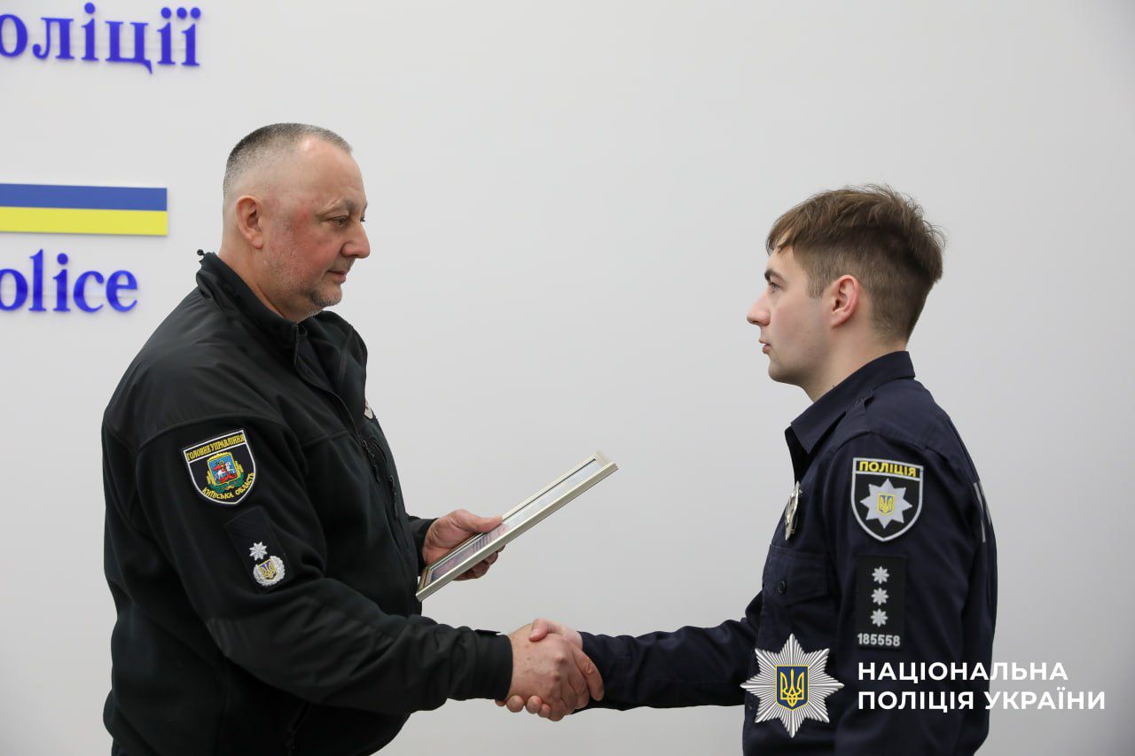 На фотографії зображено відзначення кращих оперативників Київщини.